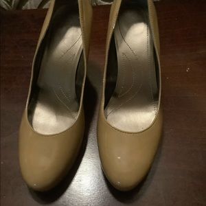 Life Stride Tan Heels